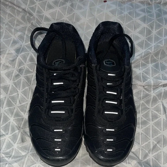 Sleek Black Sports Sneakers - Picture 1 of 6